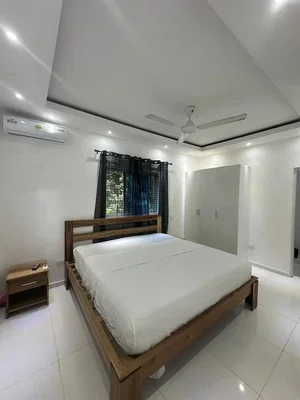 Schlafzimmer; fliesenboden, tageslicht