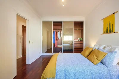 Schlafzimmer; holzboden, tageslicht