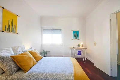 Schlafzimmer; tageslicht, holzboden