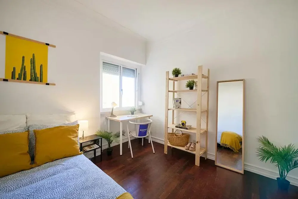 Schlafzimmer; holzboden, tageslicht