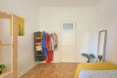 Schlafzimmer; holzboden, tageslicht