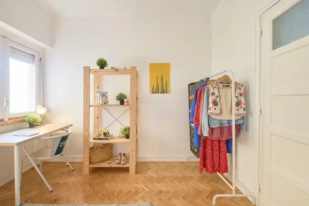 Kinderzimmer; holzboden, tageslicht