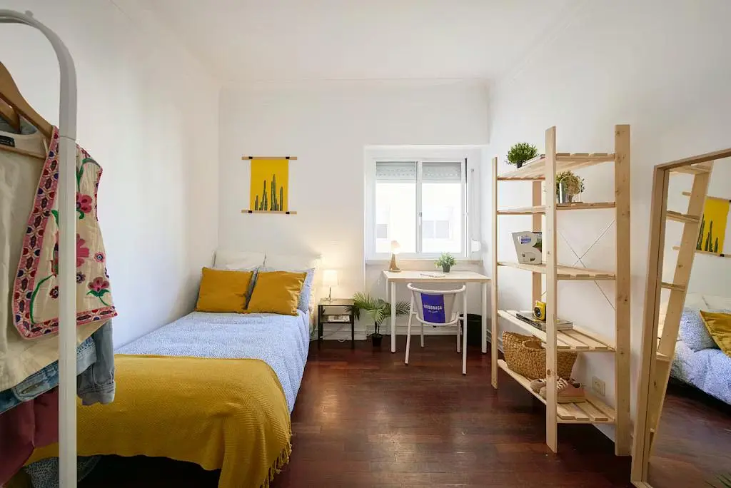 Schlafzimmer; holzboden, tageslicht