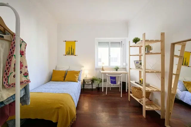 Schlafzimmer; holzboden, tageslicht