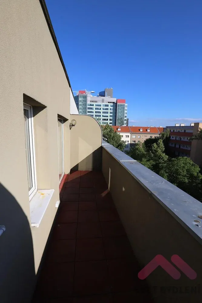 Balcone; pavimento in piastrelle, vista, luce naturale