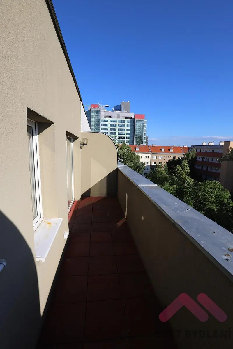 Balcone; pavimento in piastrelle, vista, luce naturale