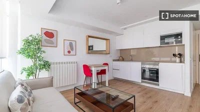 Soggiorno; luce naturale, elettrodomestici, stile moderno, pavimento in legno