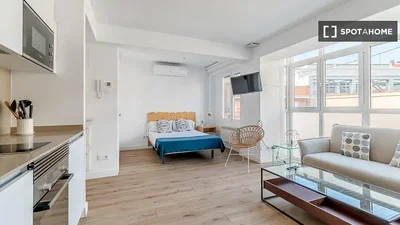 Soggiorno; elettrodomestici, luce naturale, pavimento in legno, stile moderno
