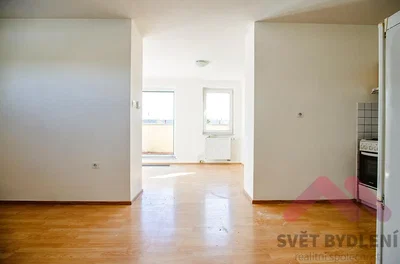 Soggiorno; pavimento in legno, luce naturale