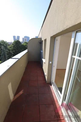 Balcone; pavimento in piastrelle, vista, luce naturale