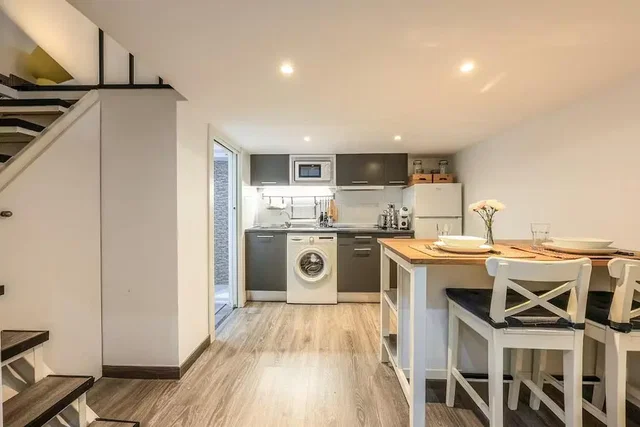 Cocina; electrodomésticos, suelo de madera, luz natural, renovado