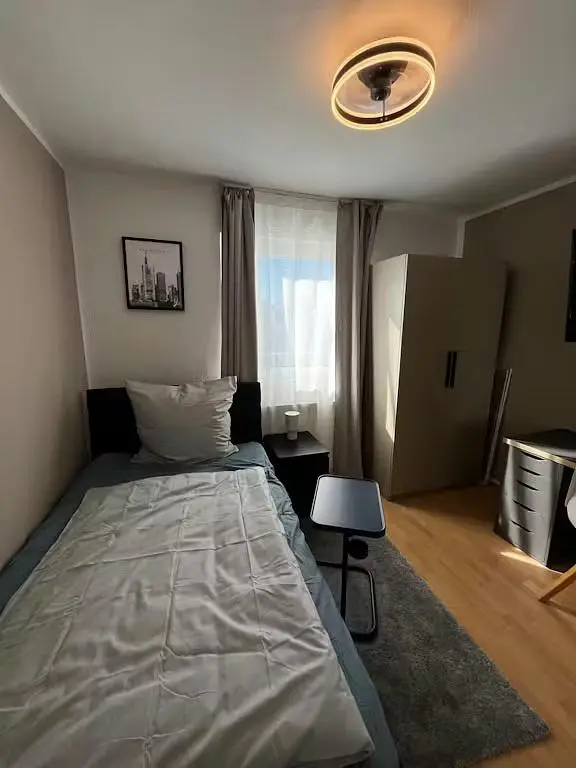Spavaća soba; drveni pod, prirodna svjetlost