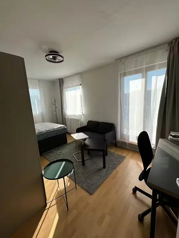 Schlafzimmer; tageslicht, holzboden