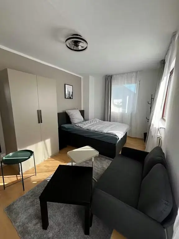 Schlafzimmer; tageslicht, holzboden