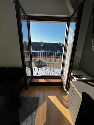 Wohnzimmer; holzboden, tageslicht