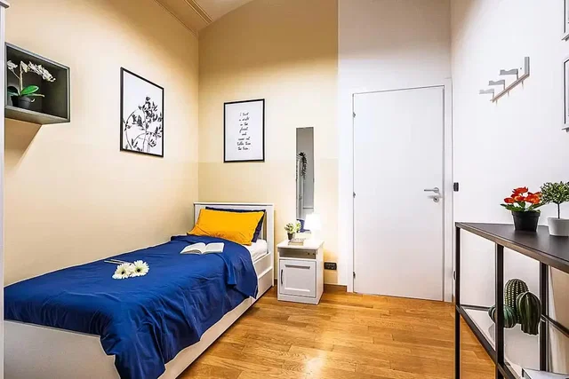 Quarto; chão de madeira, luz natural, estilo moderno