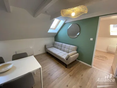 Salon; podłoga drewniana, światło dzienne