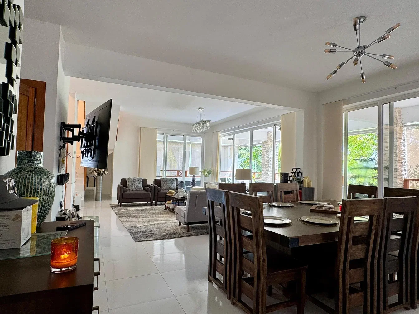 Living room; natural light, tile floor, modern style