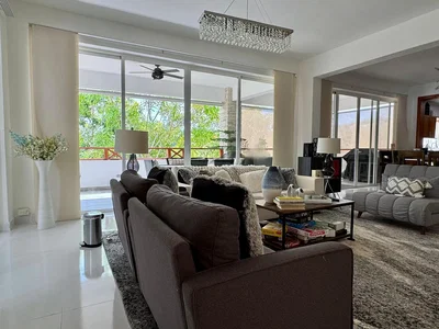 Living room; natural light, modern style, wood floor