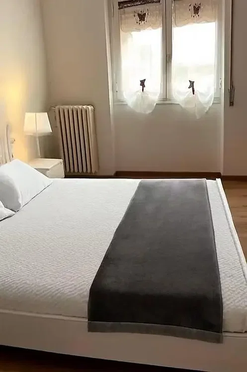 Slaapkamer; natuurlijk licht, houten vloer