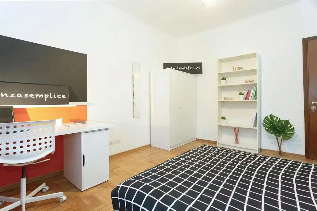 Ložnice; přirozené světlo, dřevěná podlaha