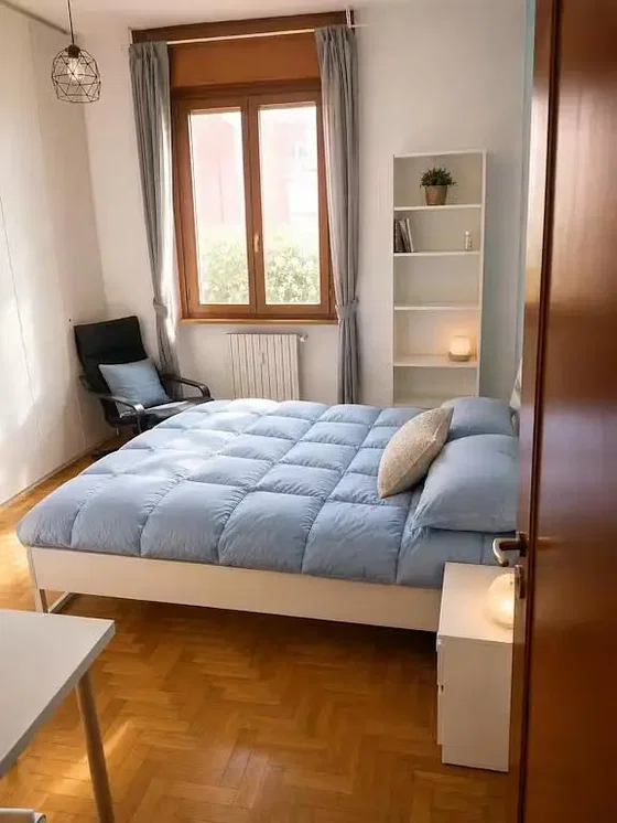 Spavaća soba; drveni pod, prirodna svjetlost