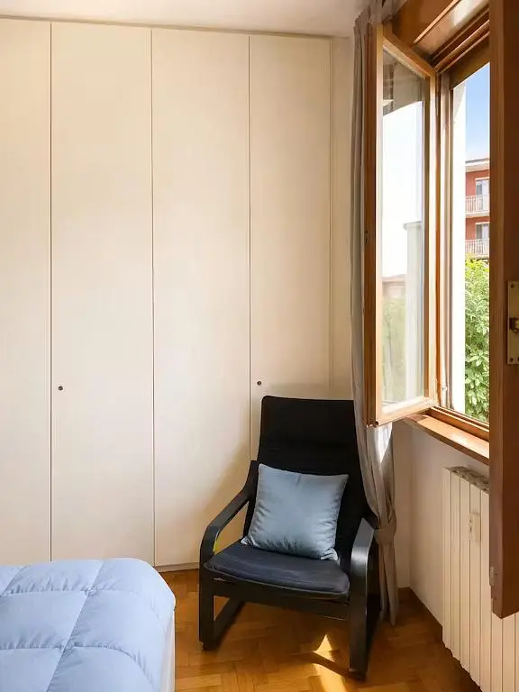 Spavaća soba; drveni pod, prirodna svjetlost