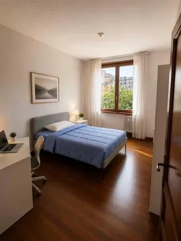 Spálňa; drevená podlaha, prirodzené svetlo