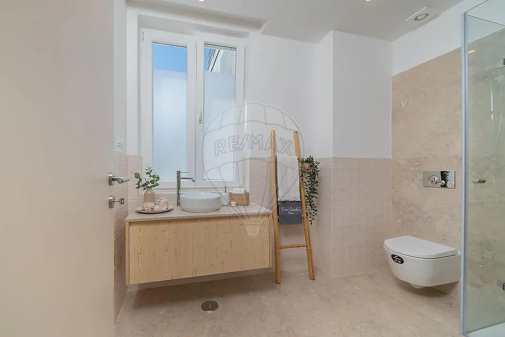 Toilettes; carrelage, rénové, lumière naturelle