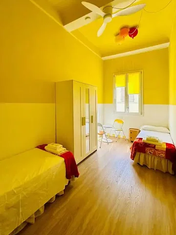Ložnice; dřevěná podlaha, přirozené světlo