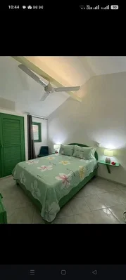 Ložnice; dlažba, přirozené světlo