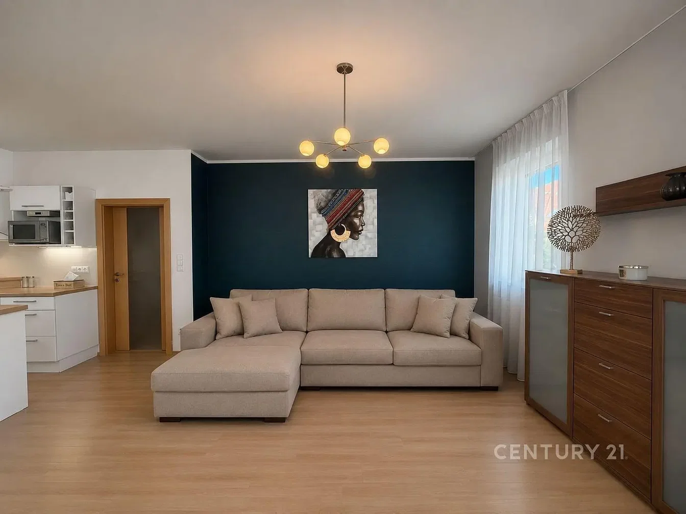 Soggiorno; pavimento in legno, luce naturale, stile moderno