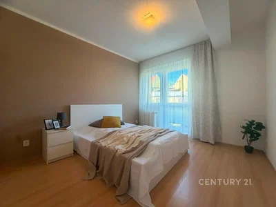 Camera da letto; luce naturale, pavimento in legno