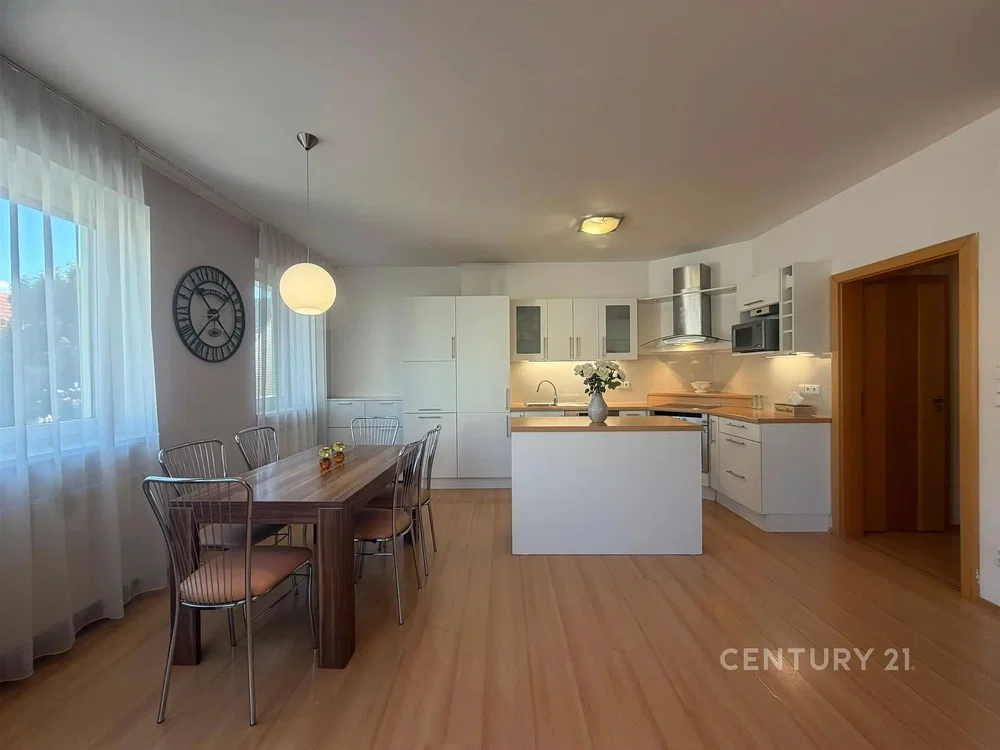 Cucina; elettrodomestici, pavimento in legno, luce naturale
