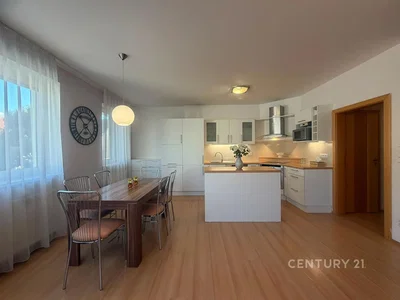 Cucina; elettrodomestici, pavimento in legno, luce naturale