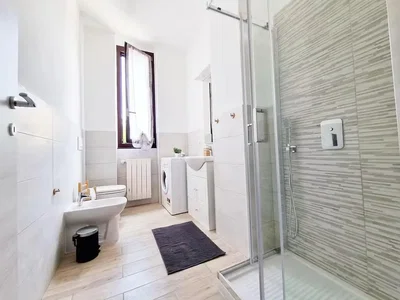 Badezimmer; fliesenboden, tageslicht