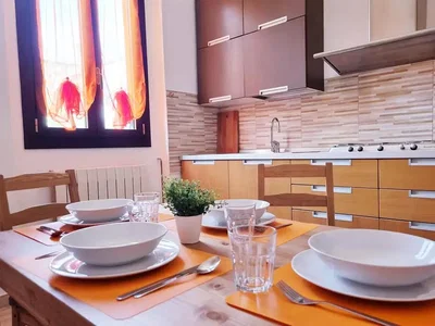 Küche; küchengeräte, holzboden, tageslicht, moderner stil