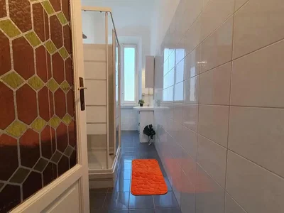 Kúpeľňa; dlažba, prirodzené svetlo
