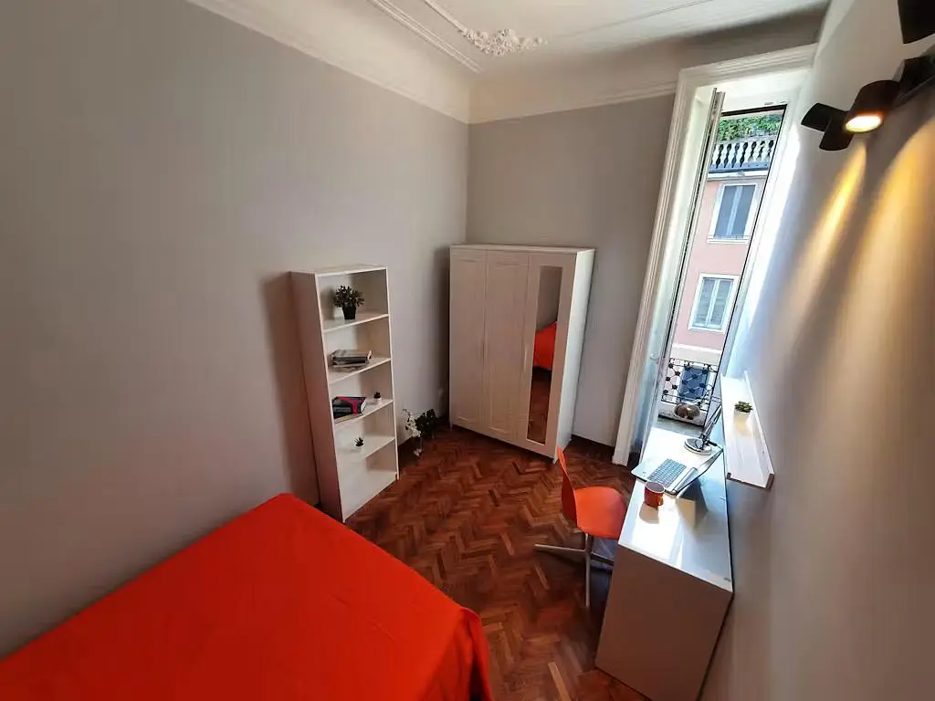 Spálňa; drevená podlaha, prirodzené svetlo