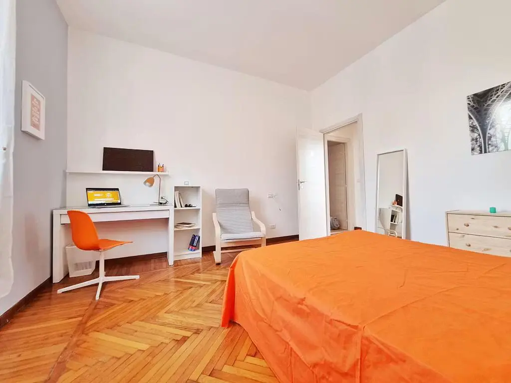 Schlafzimmer; holzboden, tageslicht
