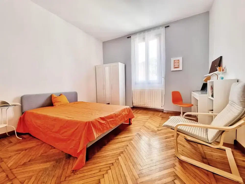 Schlafzimmer; holzboden, tageslicht