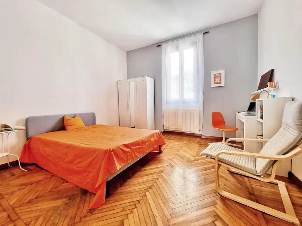 Schlafzimmer; holzboden, tageslicht