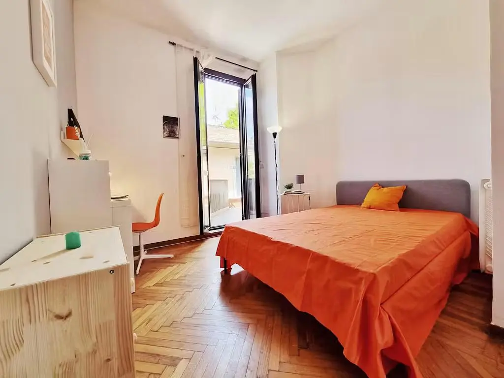 Schlafzimmer; holzboden, tageslicht