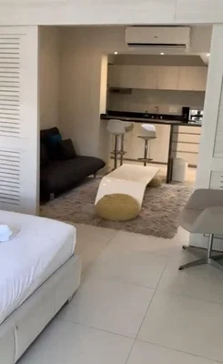 Salon; électroménager, parquet, carrelage, lumière naturelle