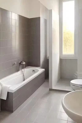 Badkamer; tegelvloer, natuurlijk licht