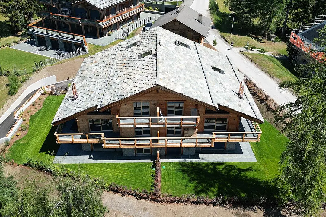 House and surroundings; view, natural light