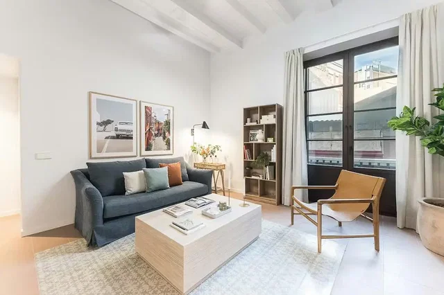 Salón; luz natural, suelo de madera, techos altos, estilo moderno