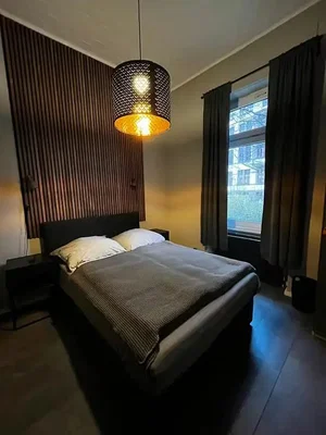 Camera da letto; luce naturale, travi in legno