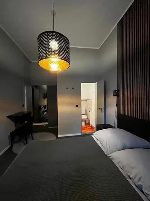 Camera da letto; luce naturale, interno scuro