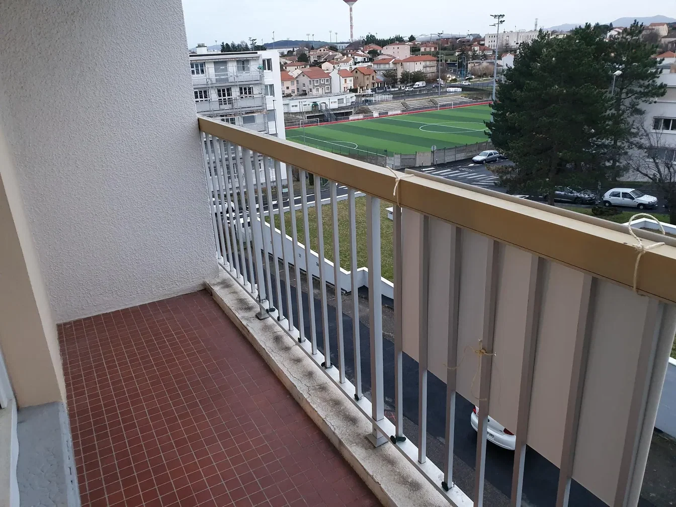 Balcone; pavimento in piastrelle, vista